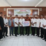 penyerahan bantuan TJSL untuk Perbaikan Mushola di Petak 52 RPH Ngliron