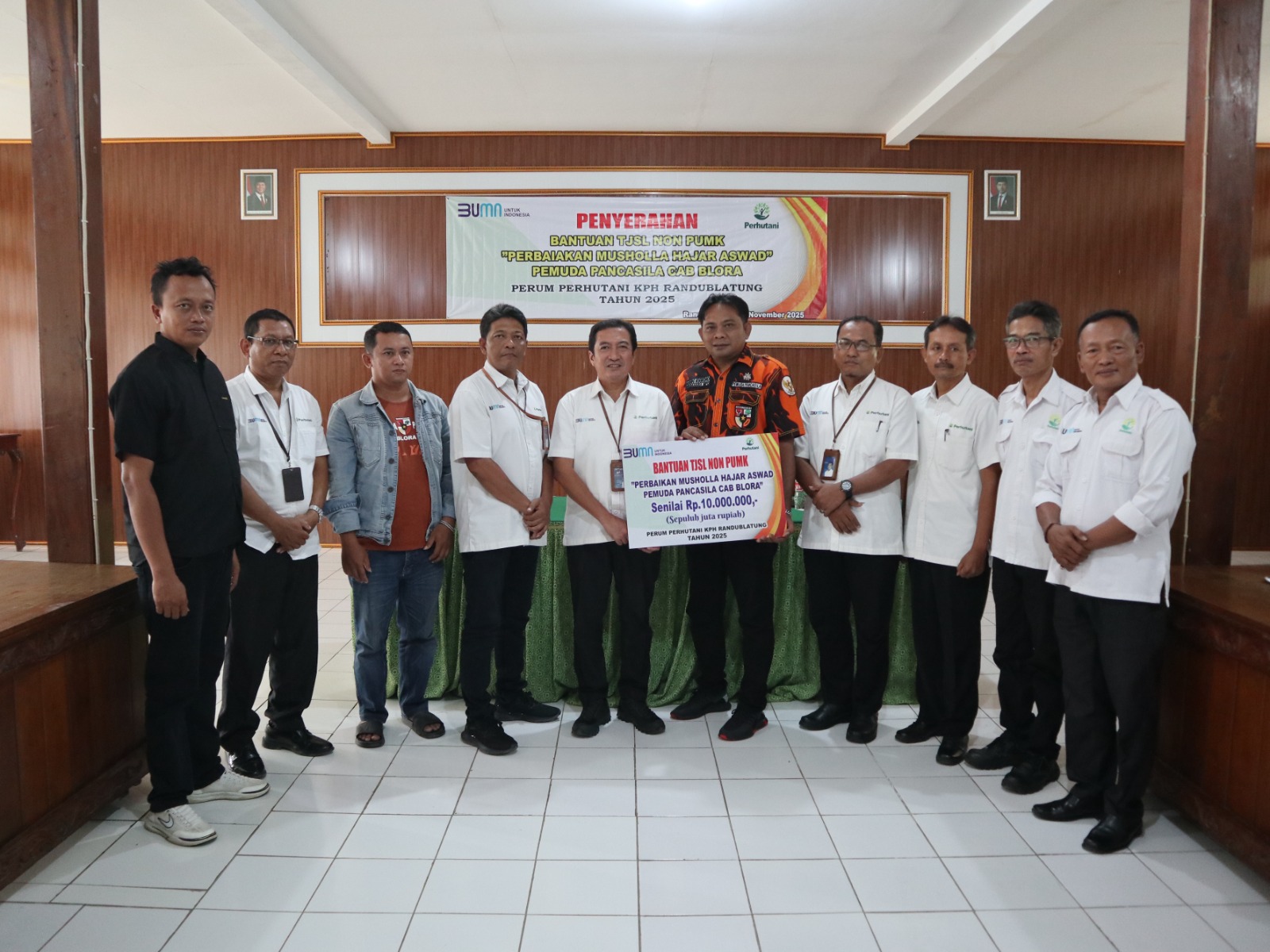 penyerahan bantuan TJSL untuk Perbaikan Mushola di Petak 52 RPH Ngliron